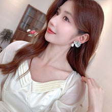 Load image into Gallery viewer, Gorgeous Opens Gold Metallic Butterfly Pearl Dorp Earrings
