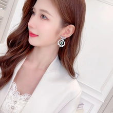 Load image into Gallery viewer, Splendid Opens Pear-Shaped Garland Green Drop Earrings with Ribbon
