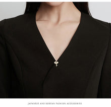 Load image into Gallery viewer, Jewelblings Exquisite Round Stone Deco Ginkgo Leaf Collar Lapel Pin Gold Tone
